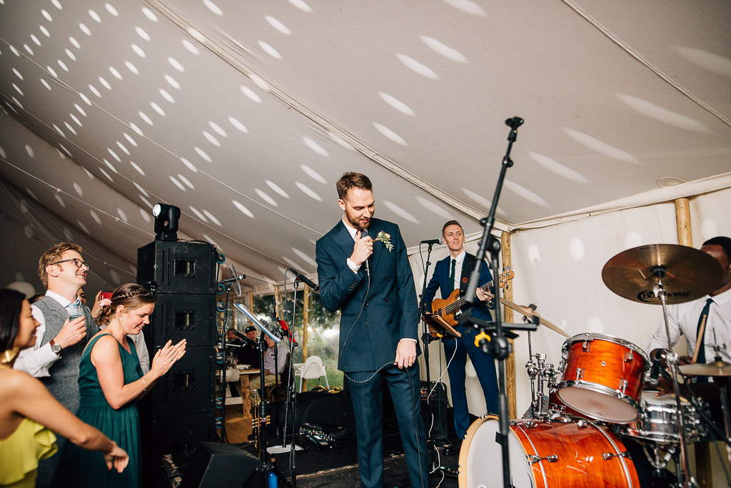 honne andy singing to bride